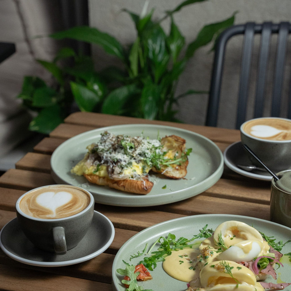 Egg Benedict und Rührei auf Teller mit Cafe in Ludwigsburg